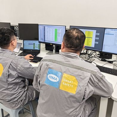 Das Team von HIMA und BASF führt den HIMA Smart Safety Test durch.   (Bild: Hima Group)