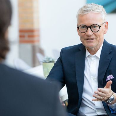 MHP-COO Markus Wambach: „Es ist ein Wettlauf gegen die Zeit, bei dem nicht nur Effizienz und Kostenkontrolle im Fokus stehen, sondern auch die Seele und das Erbe unserer Automobile.“ (Bild: MHP)