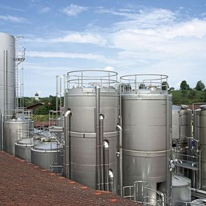 In der Andechser Molkerei Scheitz wird die Milch von rund 630 Bio-Bauern aus dem Voralpenland zu Butter, Joghurt und anderen Produkten unter den Gesichtspunkten der Energieeffizienz verarbeitet.