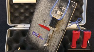 Blick auf das Enwicklungs-Kit: Hauptelement sind die DEA-Stack-Aktoren. Außerdem die elektronische Steuereinheit mit Schnittstellen zu Wi-Fi und EnOcean.  (Bild: Susandi impact)