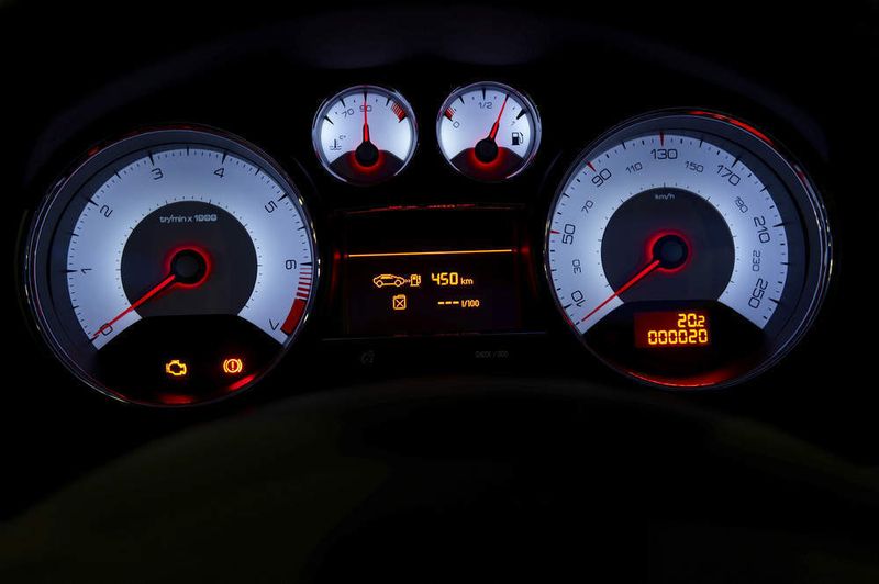 Das weiß hinterlegte Kombiinstrument erinnert an die Eleganz moderner Zeitmesser. (Archiv: Vogel Business Media)