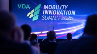 Die VDA-Konferenz „Mobility Innovation Summit“ zeigte, womit die deutsche Autoindustrie momentan zu kämpfen hat: nach Aussagen der Redner mit Regulatorik und einem massiven Wettbewerb. (Bild: VDA/CHLietzmann)