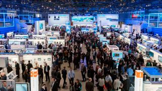 So soll`s bald wieder in den Hallen der SPS aussehen! Denn für Mitte November 2022 ist die Automatisierungsmesse von der Mesago wieder als Live-Event geplant. Über 700 Aussteller sind bereits jetzt gelistet, heißt es. (Bild: Mesago)