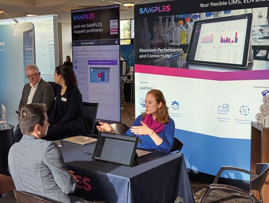 Am Stand von Qualitype berät Dr. Isabell Hilger interessierte Teilnehmer weiter.(Bild:  VCG – Lüttmann)