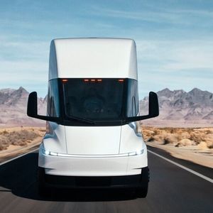 Der Tesla Semi soll in der Standard-Version auf eine Reichweite von 550 Kilometern kommen. Mit großer Batterie sollen es 800 Kilometer sein.(Bild:  Tesla)