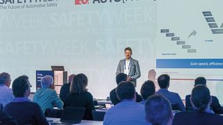 Michael Fausten von Bosch eröffnete mit einer Keynote die Konferenz „Auto[nom]mobil“ in Würzburg. (Bild: Natalie Golowko)