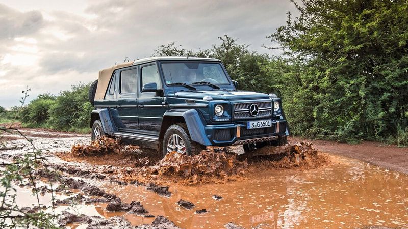 Auch die G-Klasse erhielt 2017 in Form des G 650 Landaulet eine Maybach-Politur. Portalachsen ermöglichen eine Bodenfreiheit von 450 Millimetern. Als Antrieb dient der von Mercedes-AMG entwickelte V12-Biturbomotor mit einer Leistung von 463 kW/630 PS und einem maximalen Drehmoment von 1.000 Newtonmetern. (Bild: Daimler)