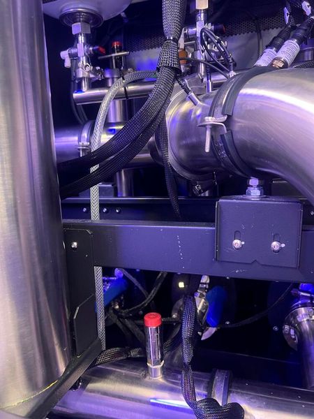 Close-up der CDU: Ein Blick auf die Rohrleitungen der Cooling Distribution Unit. Aus Diskretionsgründen zeigt die Redaktion nicht das gesamte System. (Bild: Paula Breukel)