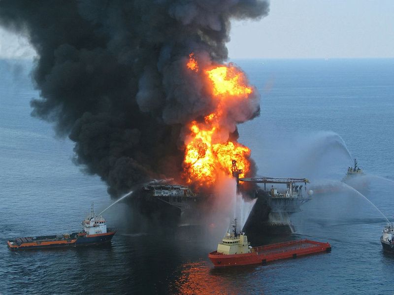 Am 20. April 2010 kam es auf der Bohrplattform Deepwater Horizon zu einem Blowout in dessen Folge die Plattform in Brand geriet und Tage später gesunken ist. Bei dem Unglück kamen 11 Arbeiter ums Leben. Das US-Justizministerium verurteilte BP zu einer Strafe von 3,8 Milliarden Euro. Das ist die bis dato höchste verhängte Strafe für ein Umweltdelikt weltweit. Zur Bewältigung der Folgekosten hat BP Rückstellungen in Höhe von 32,5 Milliarden Euro gebildet. (Bild: gemeinfrei)