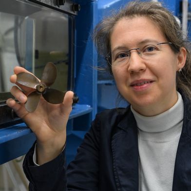 Leonie Föhring, hier am Kavitationstunnel des Instituts für Schiffbau und maritime Technik der HAW Kiel, möchte mit optimierten Schiffspropellern Schallemissionen unter Wasser reduzieren. (Bild: HAW Kiel)