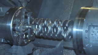 Feuer Powertrain in Nordhausen spannt Kurbelwellen fast ausschließlich mit Spannvorrichtungen von Röhm.  (Bild: Röhm)