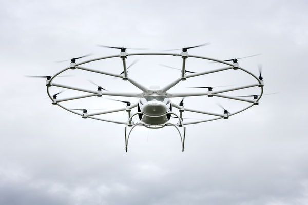 Der elektrische Volocopter fliegt zum ersten Mal bemannt: Das Fliegen für Jedermann rückt in greifbare Nähe. (E-volo/Nikolay Kazakov)