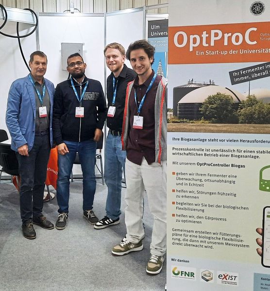 Das OptProC-Team auf der Biogas Convention & Trade Fair in Nürnberg, v.l. Prof. Marian Kazda (Gründungsmentor), Dr. Sharif Ahmed, Andreas Rembold & Lars Seisser. (Bild: OptProC)