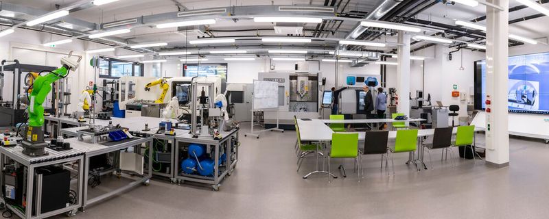 An der TU Graz öffnet die Smart Factory - auf 300 m² können Unternehmen hier ihre Fertigungskonzepte testen.(Bild:  Lunghammer / TU Graz)