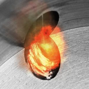 Mittels thermischen Entgratens lassen sich Grate auch an schwer zugänglichen Stellen, beispielsweise in Bohrungen, gut entfernen.