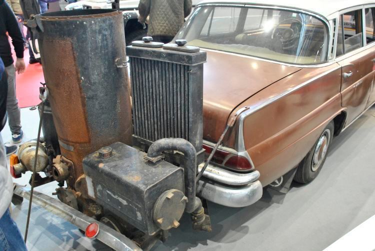 ...auch auf den zweiten. Allerdings, wie man sieht, macht ein Holzvergaserumbau das gute Stück auch sehr selten. Bemerksenswert: Solche Umbauten gab es nicht nur in Deutschland während und kurz nach dem 2. Weltkrieg, sondern auch später im holzreichen Skandinavien. (Dominsky)