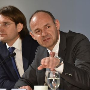 Hans Krattenmacher (rechts) ist Head of R&D Electronics bei SEW Eurodrives und verkündete gemeinsam mit anderen Vertretern die Zusammenarbeit.