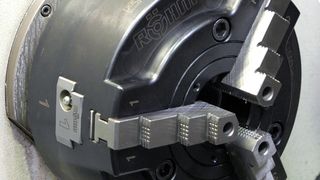 Das kraftbetätigte neue Spannfutter Duro-NC AW verfügt über einen vergrösserten Freiraum auf der Futtervorderseite. Durch Aussparungen im Körper wurde so Platz geschaffen für die Werkzeugaufnahmen angetriebener Werkzeuge. (Bild: Röhm)