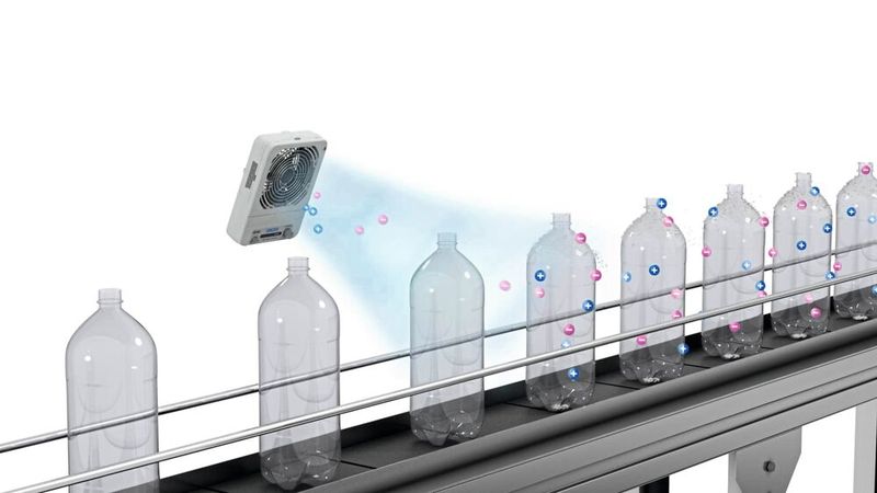 Elimination von statischer Ladung auf PET-Flaschen mit Gebläse-Ionisierer. (Bild:SMC)