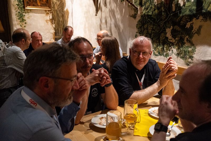 Arndt Schmidt (Art 9), Friedhelm Bäcker (Melados) und Markus Schellhove (Melados) gemeinsam am Tisch  (Bild: Niklas Christensen)