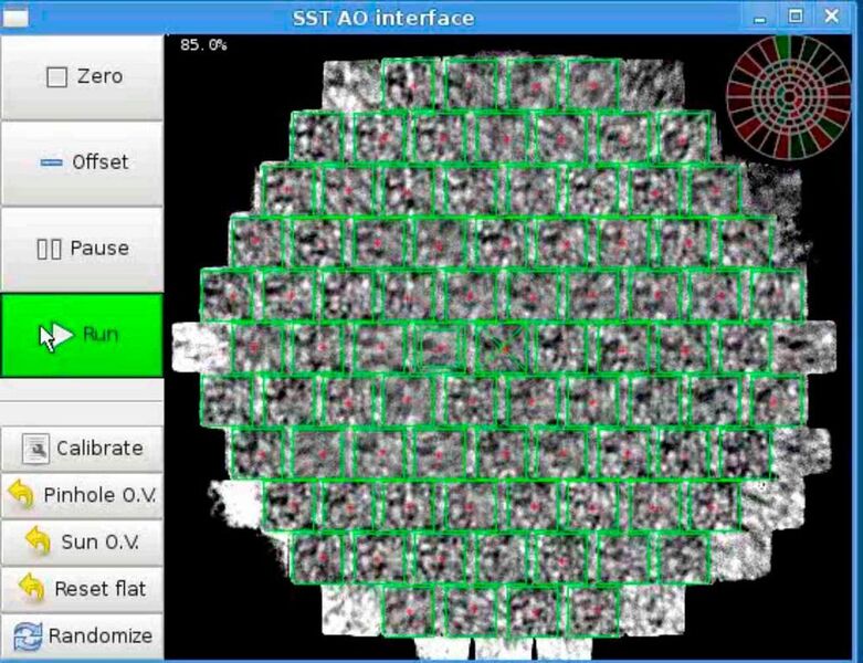 Die Benutzeroberfläche der adaptiven Optik-Software am SST. Der Screenshot zeigt die Benutzeroberfläche, die Beobachter am schwedischen Solarteleskop sehen. Die grünen Kästen stellen die Einzelbilder der Linse dar. Die kleinen roten Kreuze zeigen die von der Software kalkulierten Veränderungen der Teilbilder an. Diese Veränderungen werden dann in Befehle für den deformierbaren Spiegel umgewandelt. (Bild: Mikrotron)