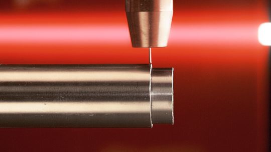 Fronius schafft es mit einem Assistenzsystem für das Roboterschweißen, dass der Draht zum Sensor wird! Die Drahtelektrode erkennt bei Blechen und Rohren die Kantenposition und -höhe. Fronius schafft es mit einem Assistenzsystem für das Roboterschweißen, dass der Draht zum Sensor wird! Die Drahtelektrode erkennt bei Blechen und Rohren die Kantenposition und -höhe.