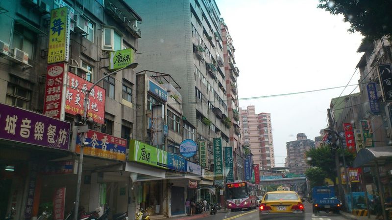 Pulsierendes Taipei: Wer in den Straßen der taiwanischen Hauptstadt in den Morgen-und Abendstunden vorankommen will, ist am besten mit dem Motorroller unterwegs. (Bild: Franz Graser/EP)