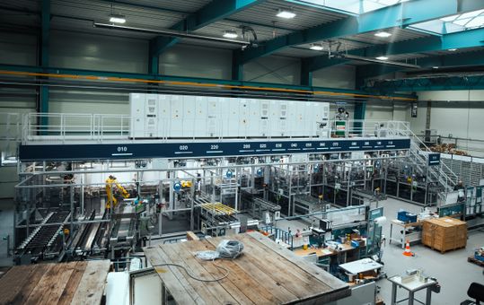 Jede der Arbeitsstationen in der Fertigungslinie verfügt über ein Signal, das in vier Farben leuchten kann. (Bild:  Holz Automation)