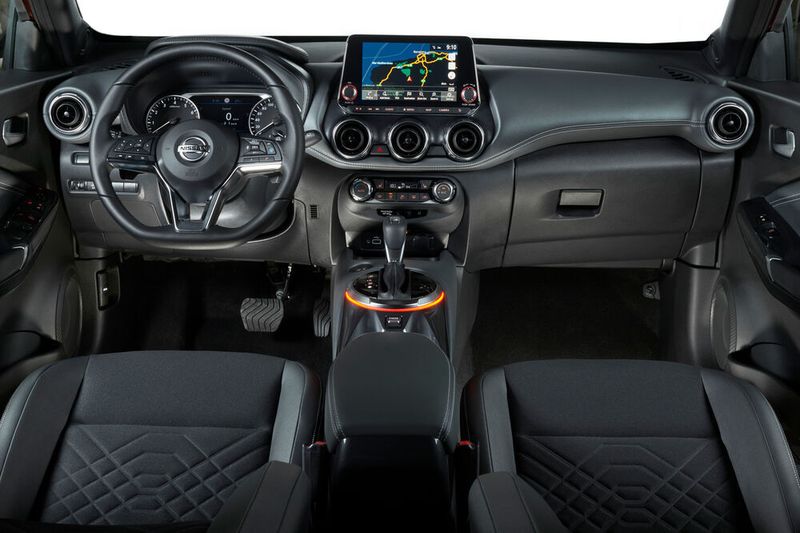 In den teureren Versionen gibt’s unter anderem Standards wie ein Touchscreen-Infotainmentsystem, die 360-Grad-Kamera oder Ambiente-Licht. (Nissan)