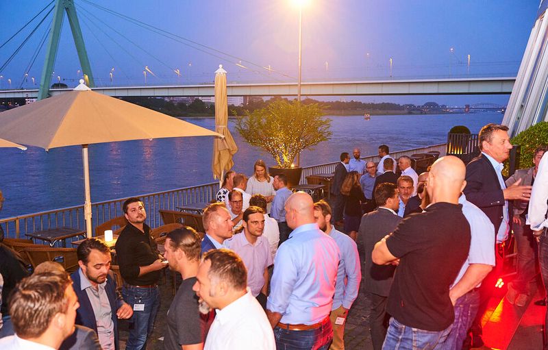 Entspannte Atmosphäre auf der Terrasse bei sommerlichen Temperaturen mit Blick über den Rhein (Trend Micro Deutschland GmbH)