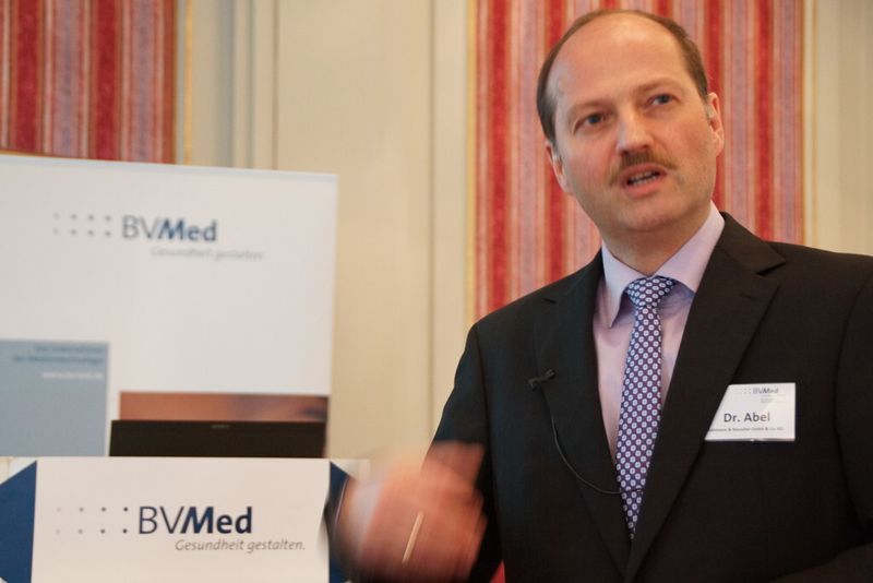 Dr. Martin Abel, Sprecher des BVMed-Arbeitskreises Regulatory Affairs und Leiter Medical & Regulatory Affairs bei Lohmann & Rauscher, bezeichnete das europäische System der Marktzulassung von Medizinprodukten als grundsätzlich „gut funktionierend“. Das europäische System sei im Durchschnitt rund drei Jahre schneller, ohne dass darunter die Sicherheit leide. (Bild: BVMed)