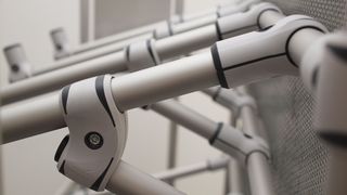 Im Rohrklemmsystem können neben Edelstahlrohren auch Rohre aus Aluminium und Karbon eingesetzt werden, so ist eine Gewichtsersparnis der Gestelle von bis zu 70 % möglich. (Bild: Trilogiq)