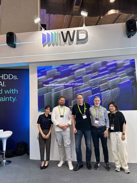 Als Deutscher und Schweizer Distributor wollte das Littlebit Team (v. l.) Stefan Ebnöther, Christian Helisch und Reto Ambiel dann auch unbedingt ein Foto. (Bild: Vogel IT-Medien)