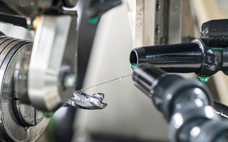 Aufgrund des Drahts kann N.S.T. Machinery mit der Vollmer-Erodiermaschine VPulse 500 auch komplexe Geometrien und kleine Innenradien präzise bearbeiten – also Strukturen, wie sie für Stufen- oder Glockenwerkzeuge typisch sind.(Bild:  Vollmer)