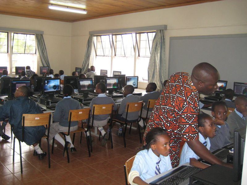 Schüler lernen: Dank moderner PDFs können die Lehrer aktuelle Medien nutzen und brauchen nicht auf veraltete Bücher in schlechter Qualität zurückzugreifen (Linux4Afrika)