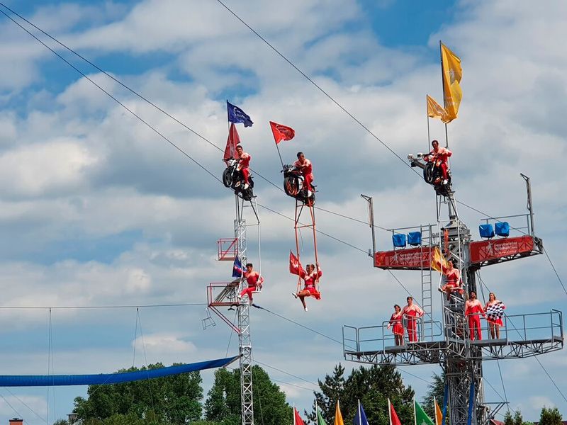 Insgesamt treten die Artisten viermal über den Tag verteilt auf. (Bild: Vogel IT-Medien)