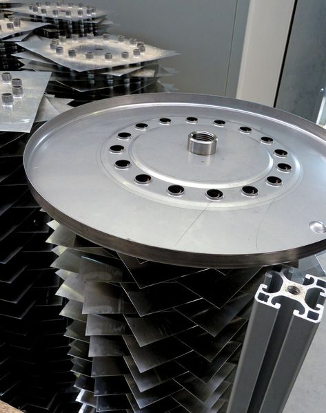 Der Behälter für die Wärmebatterie ist an beiden Seiten mit einem Innenrohrdeckel versehen, der gestanzte, ausgezogene Löcher besitzt, in die die gesägten Stahlrohre automatisch eingeschweißt werden. (Bild: Kuhn)