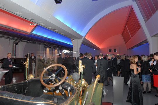 In der harmonisch ausgeleuchteten Halle kommen die historischen und visionären Mercedes-Benz-Modelle voll zur Geltung. (VBM)