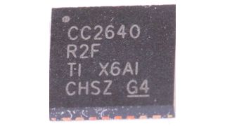 Kleiner Chip – große Distanzen: Die Wireless-MCU CC2640R2F wird in verschiedenen Gehäusen angeboten, unter anderem in einem 2,7 x 2,7 mm großen Chip-Scale Package (WCSP).  (Bild: Texas Instruments)