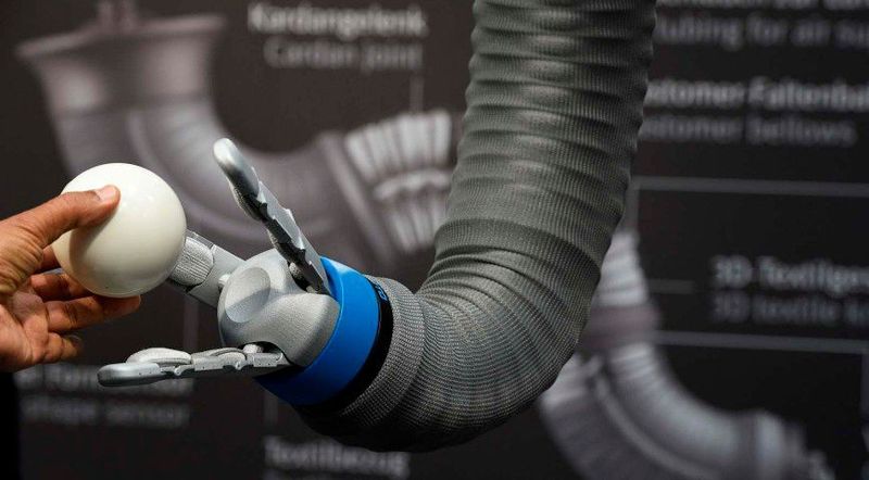 Auch dieses Jahr werden Besucher und Cobots auf dem Messegelende in Hannover aufeinandertreffen. Bei Cobots geht es um die Mensch-Roboter-Kollaboration. (Deutsche Messe)