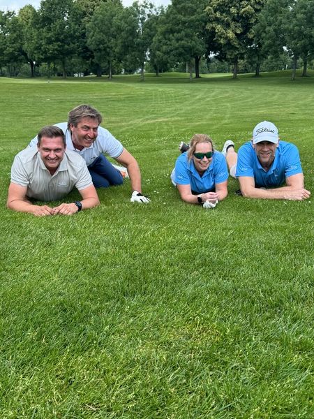 Tiefenentspannt auf dem Green: (v. l.) Sascha Siegmund (Haubner & Siegmund IT Services), Detlef Fesser (insert it solutions), Sandra Berger, Stefan Diefenbach (Axians Networks & Solutions) (Bild: Vogel IT-Medien GmbH)