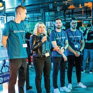 Hatte während der Umbauphase einiges auszuhalten, präsentierte sich zum Neustart aber hochmotiviert: das Cupra-Verkaufsteam von Held & Ströhle.(Bild:  Aurel Dörner)