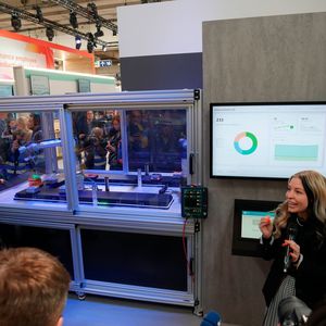 Auch Microsoft zeigte an seinem Stand einen KI-Copiloten. Ziel ist es, Daten transparent und für jeden Mitarbeiter zugänglich und verständlich zu machen. (Bild:  Sandro Kipar/VCG)