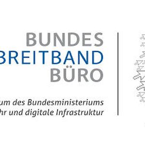 Mit einem Showcase ist das Breitbandbüro des Bundes in Hannover vertreten. Technologisches Herzstück der Informationskampagne Breitband@Mittelstand, die Unternehmern den Nutzen der Gigabit-Infrastruktur verdeutlichen soll, ist das Informationsmobil. Das Informationsmobil zeigt vor Ort anhand konkreter Anwendungsbeispiele auf, wie die digitale Transformation Kommunikation, Geschäftsmodelle und Produktionsprozesse künftig verändern wird. Experten des Breitbandbüros des Bundes (BBB) stellen Fördermöglichkeiten vor und beraten regionale Unternehmer. Diese können mit Hilfe des Bandbreitenrechners bereits im Vorfeld ihren Breitbandbedarf prüfen.(Bild:  Breitbandbüro des Bundes)