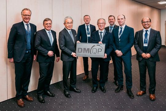 Mitutoyo ist jetzt ein «DMG MORI Qualified Products» (DMQP) Partner. V. l. n. r.: Christoph Grosch, Executive Director DMQP bei DMG Mori, Alfred Geissler, Vorstandsvorsitzender der DMG Mori AG, Dr.-Ing. Masahiko Mori, Präsident und CEO von DMG Mori, Shigeyuki Sasaki, Representative Director, Senior Managing Executive Officer und amtierender Präsident Mitutoyo Corporation Japan, Norbert Keil, Vice President/Board Member Mitutoyo Europe, Michael Andessner, Director/Board Member Mitutoyo Europe, Henk Slotboom, Director/Board Member Mitutoyo Europe, Pralhad Thapa, Manager Mitutoyo Europe.(Bild:  Mitutoyo)