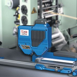 Mit dem mobilen Schnittgrat-Messgerät EP 300 lässt sich der Schnittgrat über eine Länge von 250 mm mit 1 µm Genauigkeit berührungslos messen.