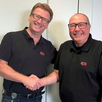 GTÜ-Geschäftsführer Thomas Emmert (links) begrüßt Lothar Rabeneik als neuen Key-Account-Manager. (Bild: GTÜ)