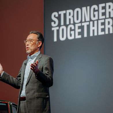 Toyota-Europa-CEO Yoshihiro Nakata erklärte, was er unter dem Slogan „Stronger together“ versteht und welchen Weg der japanische Hersteller hin zur emissionsfreien Mobilität einschlägt. (Bild: Vincent Gorissen Fotografie)