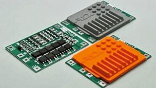 Eine mit Keramold umspritzde Platine. Durch den Overmolding-Prozess kann der Kontaktwiderstand zwischen dem Keramold-Material und dem Halbleiter auf ein Minimum reduziert werden. Dazu trägt auch die hohe Weichheit und Elastizität des Materials bei, welche im Gegensatz zu klassischen Kunststoffen im niedrigen Shore A-Bereich liegt.  (Bild: Kerafol)