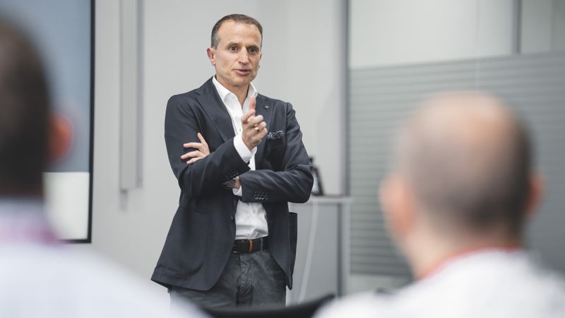 Gabriel Seiberth, Global Lead Electrics/Electronics bei der EDAG Group, sieht die deutsche Autoindustrie auf einem guten Weg.(Bild:  EDAG Group)